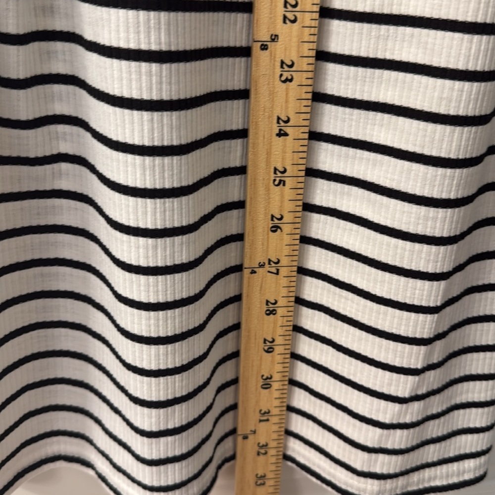 Black-and-white striped body con dress - Picture 4 of 6